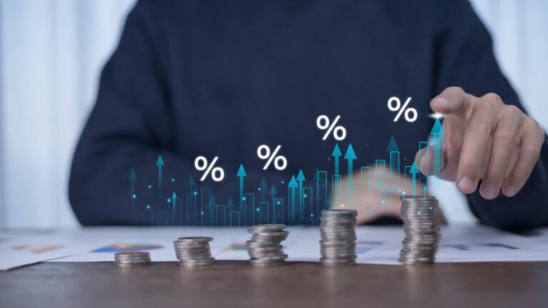 CEO-worker pay gap the widest for 8 years